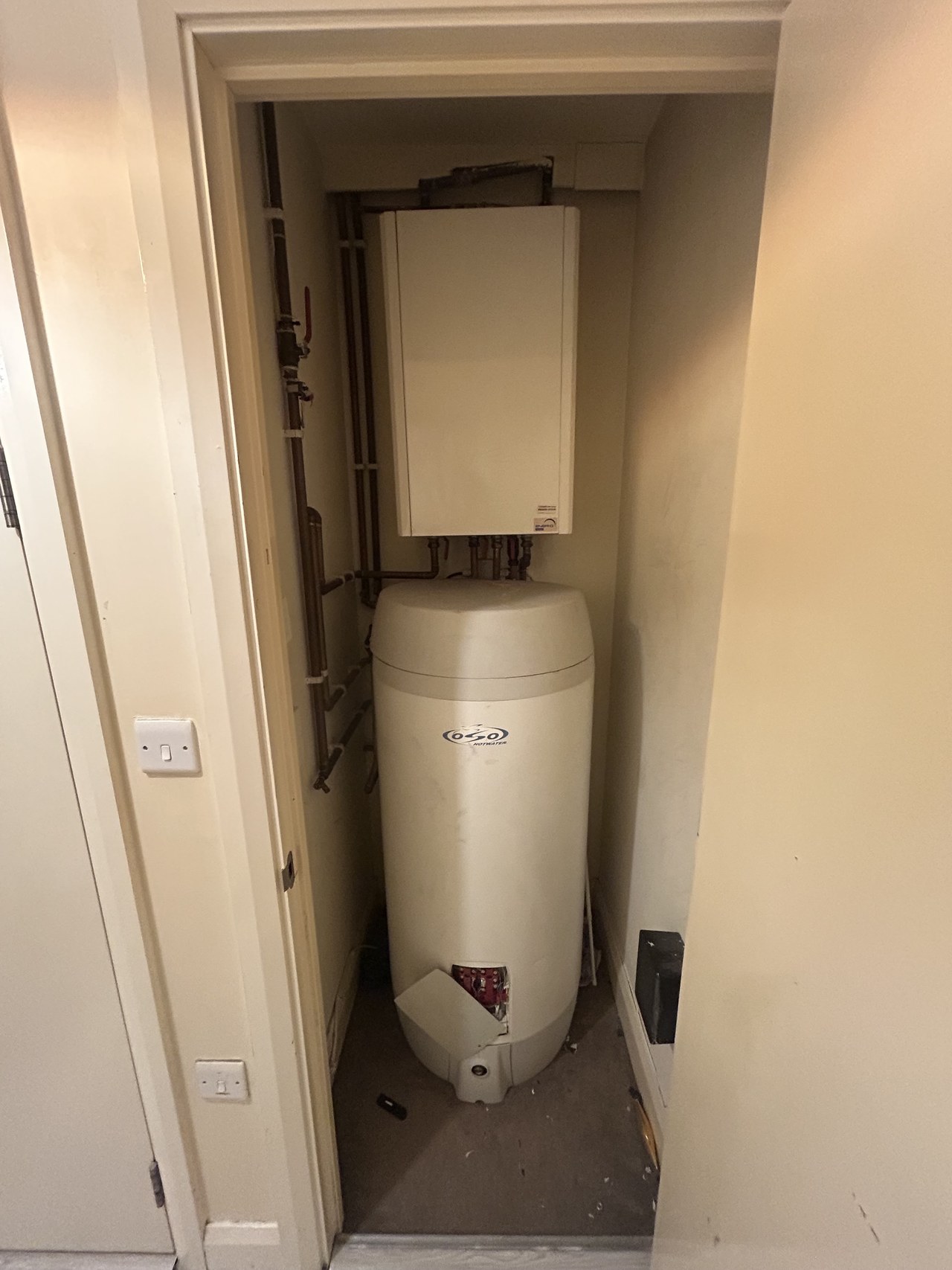 Heating unit and hot water cylinder in a cupboard