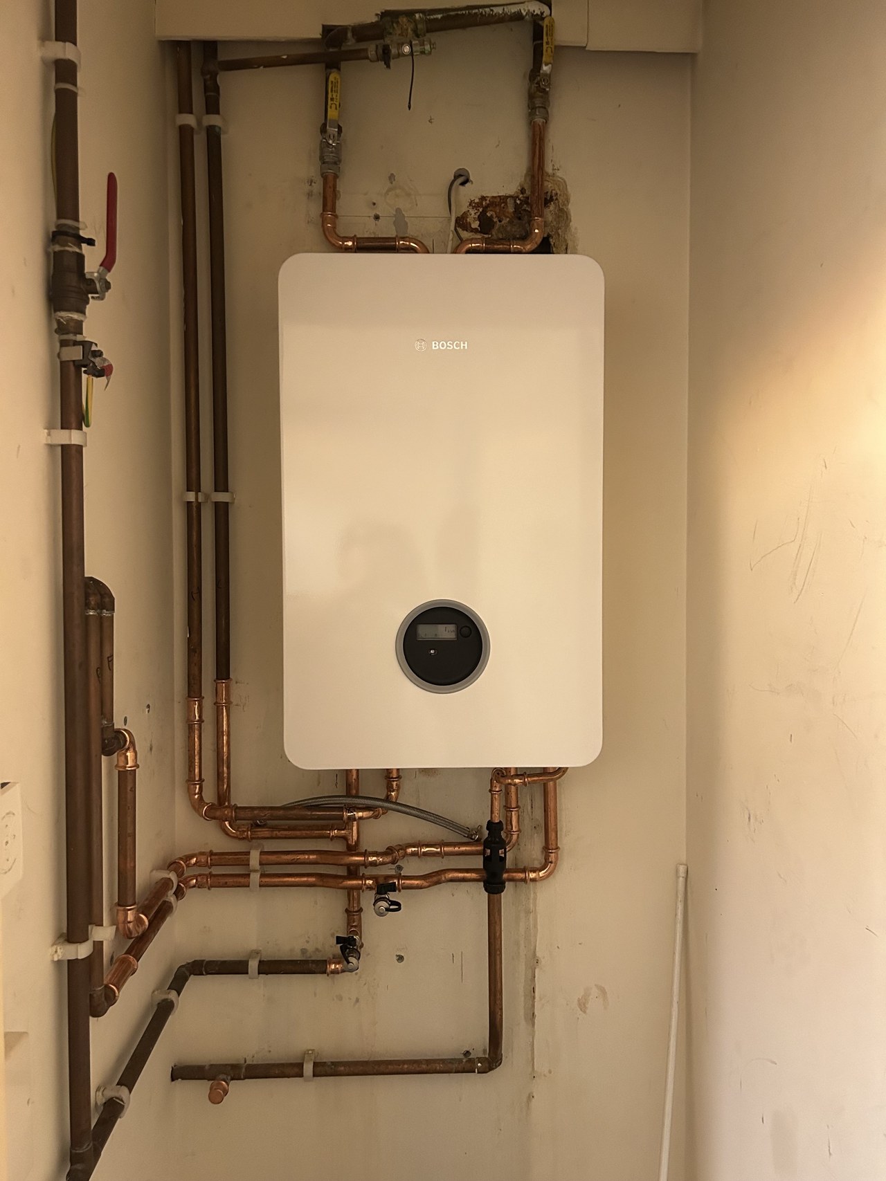Heating unit with neat copper pipework