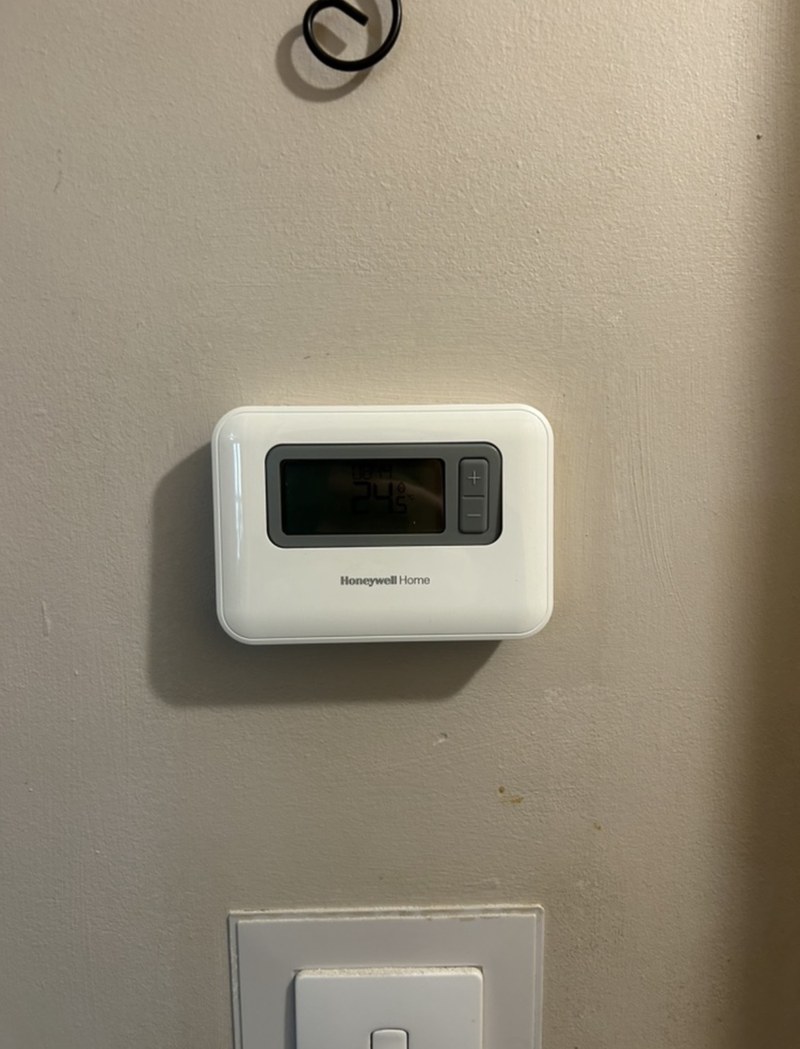 Programmable room thermostat fitted on a wall